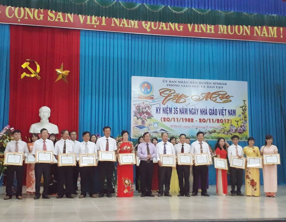 Huyện M’Drắk gặp mặt nhân kỷ niệm 35 năm Ngày Nhà giáo Việt Nam (20/11/1982-20/11/2017)